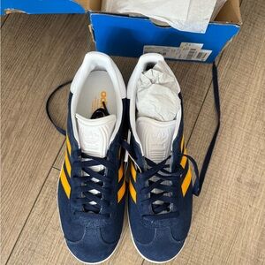 New! Adidas gazelle Blue and Gold Sneakers men’s size 8, women 9 1/2